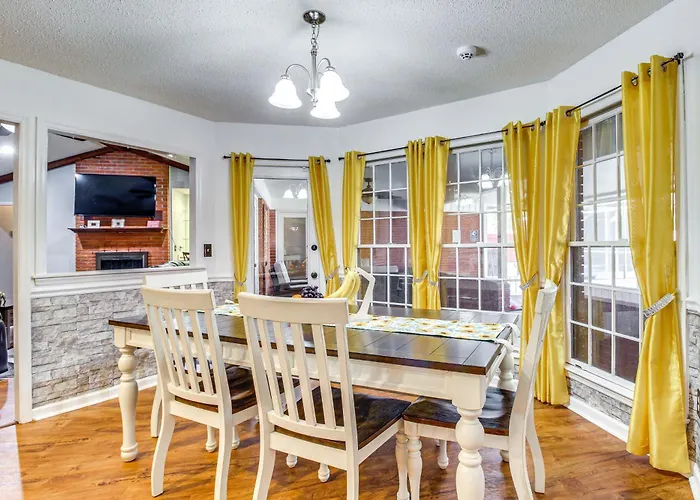 Home 2.5 Mi To Fort Stewart W/ Heated Pool
